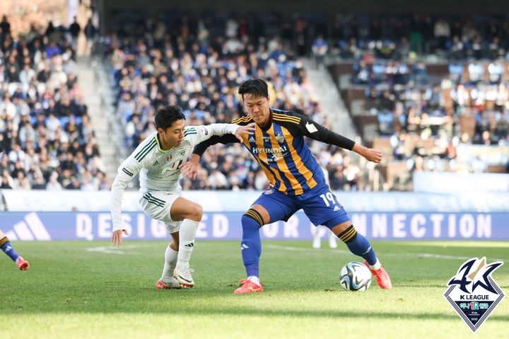 [서울=뉴시스] 프로축구 K리그1 전북현대 이동준(왼쪽)과 경합 중인 울산현대 김영권. (사진=한국프로축구연맹 제공) *재판매 및 DB 금지