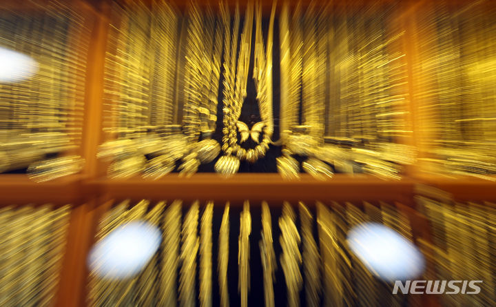 [서울=뉴시스] 고승민 기자 = ﻿국제 금값이 이달 들어 또 최고치를 경신했다. 사진은 3일 서울의 한 귀금속 매장 모습. 2023.12.04. kkssmm99@newsis.com