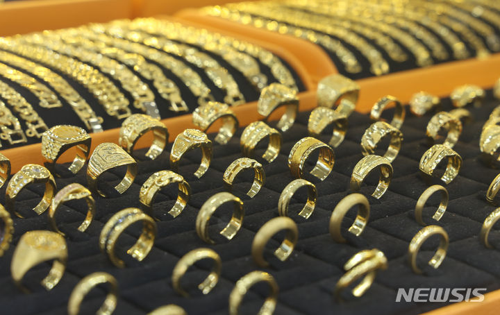[서울=뉴시스] 고승민 기자 = 국제 금 가격 상승에 따라 국내 금값도 오르며 거래량도 늘고 있는 것으로 알려진 3일 서울의 한 귀금속 매장 모습. 금값 상승은 최근 달러 약세 및 금리 인하 기대감까지 나타난 영향으로 풀이되고 있다. 2023.12.03. kkssmm99@newsis.com