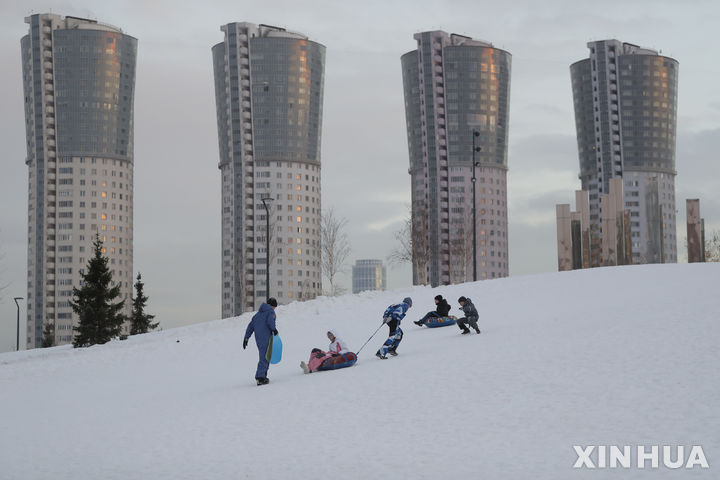 [모스크바=신화/뉴시스] 3일(현지시간) 러시아 모스크바에 145년 관측 이래 최대 폭설이 내렸다고 타스통신이 보도했다. 2일 모스크바 한 공원에서 사람들이 눈썰매를 타며 즐거운 시간을 보내고 있다. 2023.12.04.