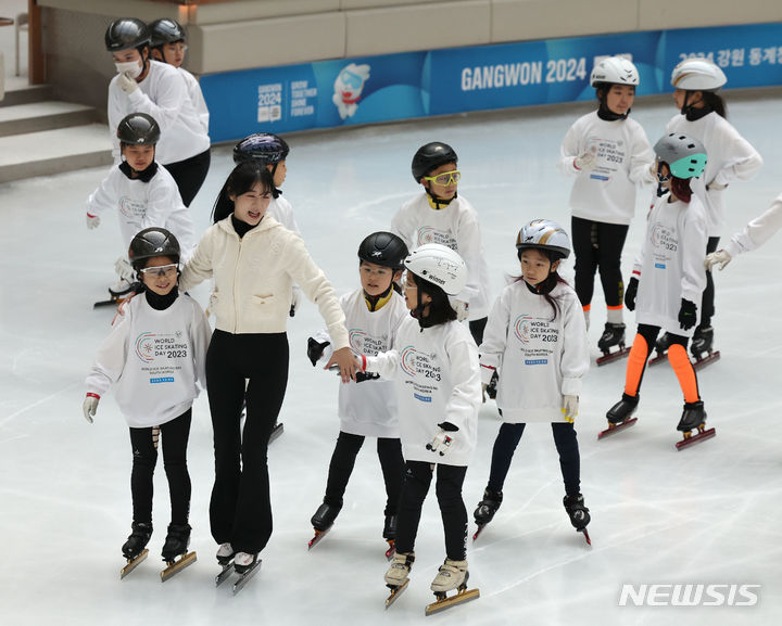 [서울=뉴시스] 김금보 기자 = 3일 오전 서울 송파구 롯데월드아이스링크에서 열린 2023 세계 빙상의 날(World Ice Skating Day) 기념 행사에서 공상정이 유망주들에게 강습을 하고 있다. 2023.12.03. kgb@newsis.com