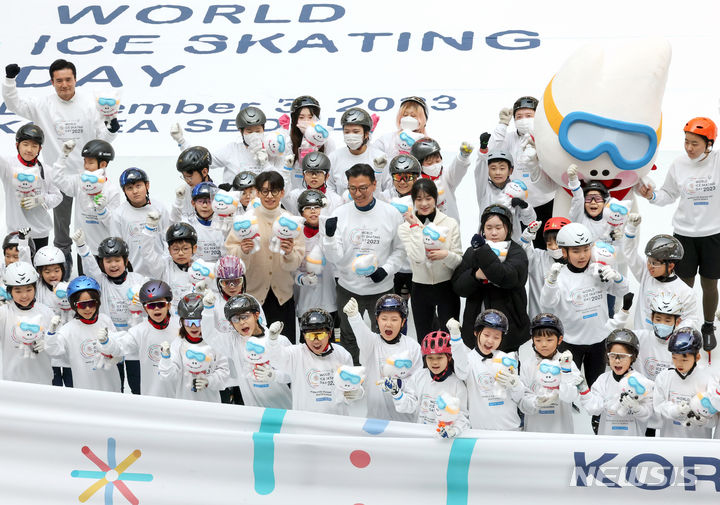 [서울=뉴시스] 김금보 기자 = 김재열 국제빙상경기연맹 회장과 곽윤기, 공상정 선수 등 참석자들이 3일 오전 서울 송파구 롯데월드아이스링크에서 열린 2023 세계 빙상의 날(World Ice Skating Day) 기념 행사에서 2024 강원 동계청소년올림픽 공식 마스코트인 뭉초 인형과 함께 기념촬영 하고 있다. 2023.12.03. kgb@newsis.com