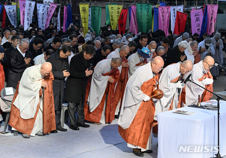 [서울=뉴시스] 사진공동취재단 = 조계종 총무원장 진우스님과 한덕수 국무총리와 김대기 대통령실 비서실장 등이 3일 서울 종로구 대한불교조계종 총본산 조계사에서 열린 제33대·제34대 총무원장 해봉당 자승 대종사 종단장 영결식에서 추모를 하고 있다. 2023.12.03. photo@newsis.com