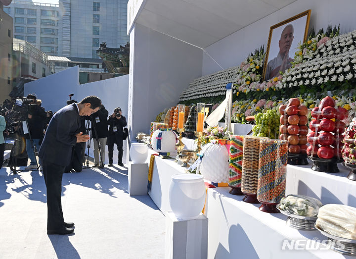 [서울=뉴시스] 사진공동취재단 = 한덕수 국무총리가 3일 서울 종로구 대한불교조계종 총본산 조계사에서 열린 제33대·제34대 총무원장 해봉당 자승 대종사 종단장 영결식에서 헌화에 앞서 인사하고 있다. 2023.12.03. photo@newsis.com