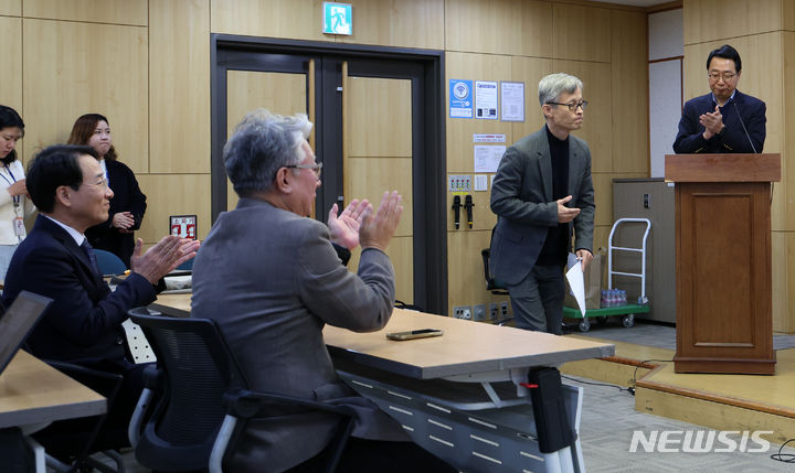 [서울=뉴시스] 이영환 기자 = 안병진(오른쪽 두 번째) 경희대학교 미래문명원 교수가 3일 오후 서울 여의도 국회 의원회관에서 열린 원칙과상식 세 번째 민심소통 '안병진 교수에게 듣는다'에서 발언을 하기 위해 단상으로 향하고 있다. 2023.12.03. 20hwan@newsis.com