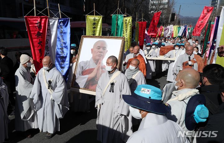 [서울=뉴시스] 사진공동취재단 = 해봉당 자승 대종사 영결식이 3일 서울 종로구 조계사에서 종단장으로 엄수됐다. 자승 스님의 영정과 법구가 이운되고 있다. 2023.12.03. photo@newsis.com