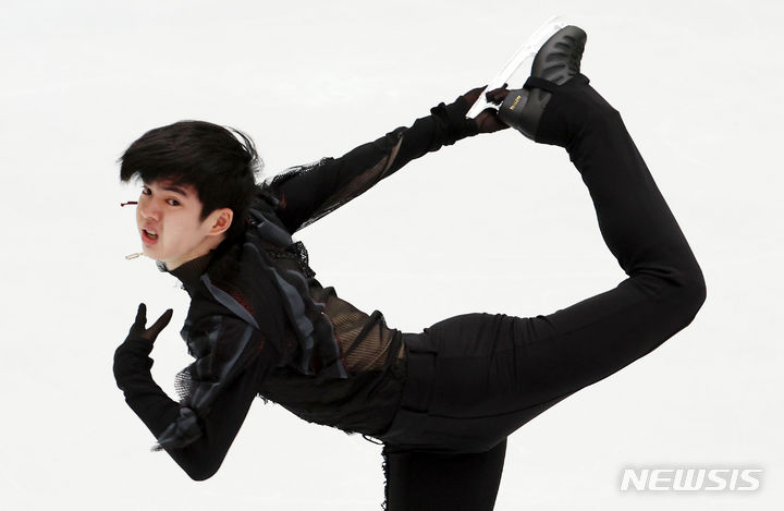 [의정부=뉴시스] 홍효식 기자 = 차준환이 3일 경기도 의정부 실내빙상장에서 열린 2023 KB금융 전국남녀 피겨스케이팅 회장배 랭킹대회에서 연기를 펼치고 있다. 2023.12.03. yesphoto@newsis.com