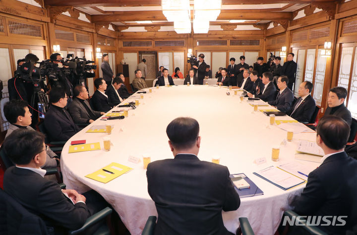 [서울=뉴시스] 배훈식 기자 = 한덕수 국무총리와 김기현 국민의힘 대표를 비롯한 고위당정협의회 참석자들이 3일 오후 서울 종로구 국무총리 서울공관에서 회의를 하고 있다. (공동취재) 2023.12.03. photo@newsis.com