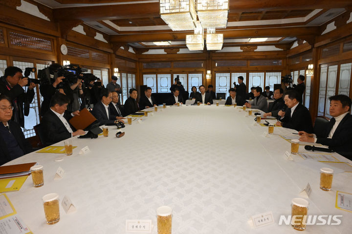 [서울=뉴시스] 배훈식 기자 = 한덕수 국무총리와 김기현 국민의힘 대표 등이 3일 오후 서울 종로구 국무총리 서울공관에서 고위당정협의회 회의를 하고 있다. (공동취재) 2023.12.03. photo@newsis.com