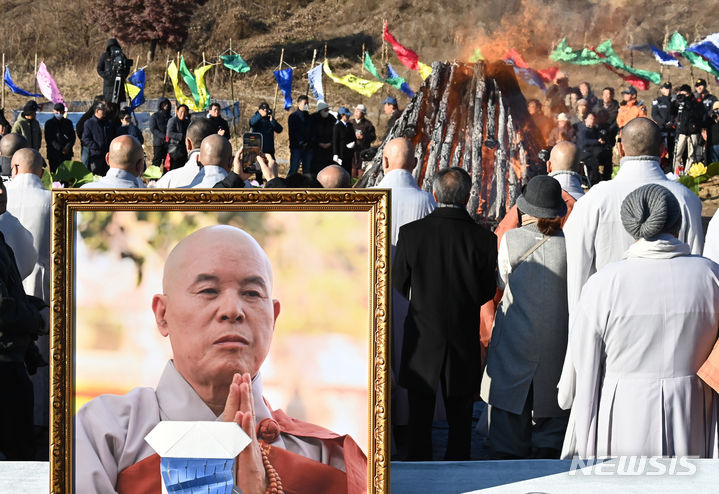 [화성=뉴시스] 김종택 기자 = 지난달 29일 입적한 자승스님의 다비식이 3일 경기도 화성시 용주사 연화대에서 엄수되고 있다. 대한불교조계종 총무원장을 지낸 자승스님은 법랍 51년, 세수 69세다. 2023.12.03. jtk@newsis.com