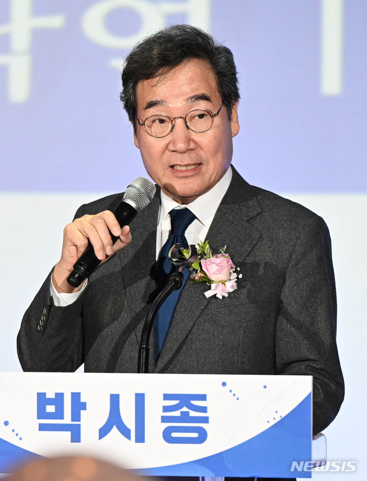 [광주=뉴시스] 변재훈 기자 = 이낙연 전 더불어민주당 대표가 3일 오후 광주 광산구 남부대학교 협동관에서 박시종 전 청와대 선임행정관(사진 왼쪽)의 출판기념회에 참석, 축사를 하고 있다. 박 전 행정관은 이 전 당대표의 비서실 부실장을 역임했으며 내년 총선 출마를 준비하고 있다. 2023.12.03. wisdom21@newsis.com