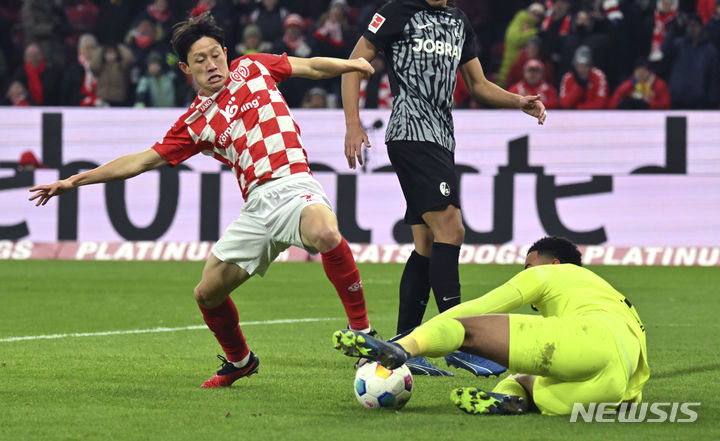 [마인츠=AP/뉴시스] 마인츠의 이재성이 3일(현지시각) 독일 마인츠의 MEWA 아레나에서 열린 2023-24 분데스리가 14라운드 프라이부르크와 경기 중 슛을 시도하고 있다. 이재성은 75분을 소화했고 마인츠는 0-1로 패해 리그 17위에 머물렀다. 2023.12.04.