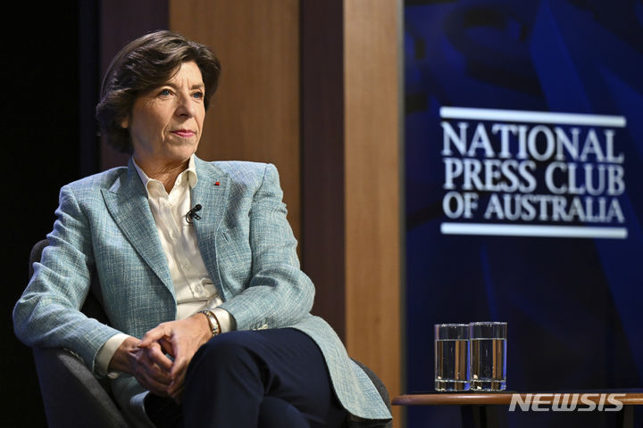 [캔버라(호주)=AP/뉴시스]카트린 콜로나 프랑스 외무장관이 4일 캔버라의 호주 내셔널 프레스 클럽에서 연설을 준비하고 있다. 그녀는 이날 해수면 상승으로 위협받는 작은 남태평양 섬나라들의 재정착 요청에 대해 개방적이며, 이는 앞서 투발루와 호주 간에 지난달 합의된 협정과 비슷하다고 밝혔다. 2023.12.04.