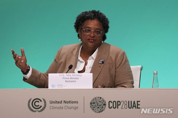 [두바이(아랍에미리트)=AP/뉴시스]미아 모틀리 바베이도스 총리가 4일 아랍에미리트(UAE) 두바이에서 열린 제28차 유엔기후변화협약 당사국 총회(COP28)에서 연설하고 있다. 그녀는 이날 금융 서비스, 석유 및 가스, 해운산업에 대해 전 세계적으로 세금을 부과함으로써 빈곤국가들에 지구 온난화에 적응·대처하기 위한 수천억 달러를 지원할 수 있다고 말했다. 2023.12.04.