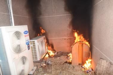 [서울=뉴시스]한밤중 서울 은평구의 한 건물 모퉁이에서 담배꽁초로 인한 불이 나 약 10분 만에 꺼졌다. (사진=은평소방서 제공) 2023.12.04. photo@newsis.com *재판매 및 DB 금지