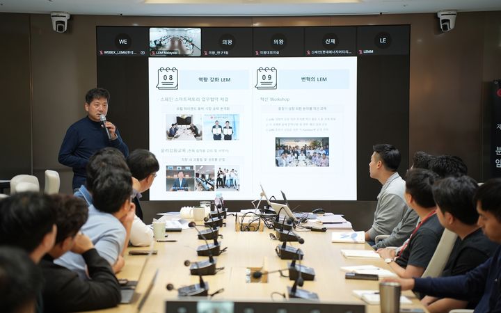 [서울=뉴시스] 김연섭 롯데에너지머티리얼즈 대표이사가 지난달 초 서울사무소에서 3분기 경영 실적 발표를 앞두고 국내외 임직원들을 대상으로 회사 실적과 현황을 설명하는 분기별 경영설명회를 진행하고 있다. (사진=롯데에너지머티리얼즈) 2023.12.04 photo@newsis.com *재판매 및 DB 금지