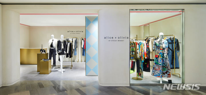 [서울=뉴시스]삼성물산 패션부문의 뉴욕 컨템포러리 브랜드 '앨리스 앤 올리비아(Alice + Olivia)'는 서울 소공동에 위치한 롯데백화점 본점에 신규 매장을 오픈했다고 4일 밝혔다.2023.12.04.(사진=삼성물산 제공)photo@newsis.com