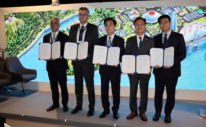 [홍성=뉴시스] 제28차 유엔기후변화협약 당사국 총회(COP28) 참석 등을 위해 아랍에미리트(UAE)를 방문 중인 김태흠 충남지사가 2일(이하 현지시각) 두바이 엑스포 시티 블루존 한국홍보관에서 로저 마르텔라 미국 GE 베르노바 부사장, 도미니크 루즈 프랑스 에어리퀴드 부사장, 권형균 SK E&S 부사장, 김광일 한국중부발전 부사장 등과 청정 블루수소 글로벌 협력 업무협약(MOU)을 체결하고 있다. *재판매 및 DB 금지