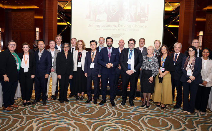 [홍성=뉴시스] 제28차 유엔기후변화협약 당사국 총회(COP28) 특별 초청으로 아랍에미리트(UAE) 두바이를 방문 중인 김 지사는 3일(이하 현지시각) 인터컨티넨탈 페스티벌시티 호텔에서 열린 국제 기후변화 네트워크 세계도시연맹(언더2연합) 총회에서 참석자들과 기념촬영을 하고 있다.&nbsp; *재판매 및 DB 금지