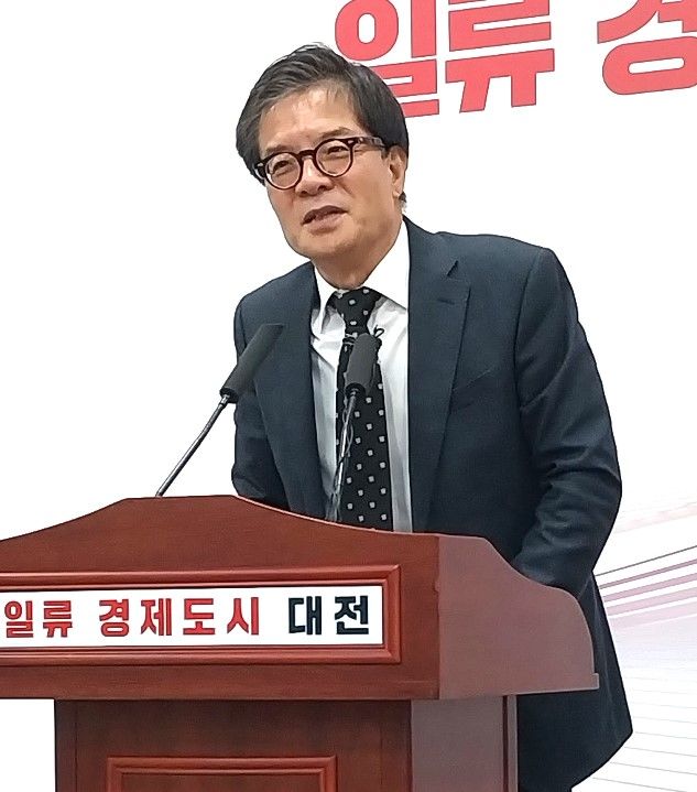 [대전=뉴시스] 조명휘 기자 = 이석봉 대전시 경제과학부시장이 4일 오전 시의회 브리핑룸에서 퇴임을 앞둔 소감과 내년총선 출마 계획에 대해 설명하고 있다. 2023.12.04. photo@newsis.com  *재판매 및 DB 금지