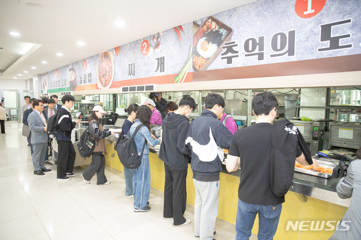 [전주=뉴시스]윤난슬 기자 = 전북대학교는 학생들에게 큰 만족감을 선사한 '1000원의 아침밥' 사업을 내년부터 확대 운영할 계획이라고 4일 밝혔다.(사진=전북대 제공) 