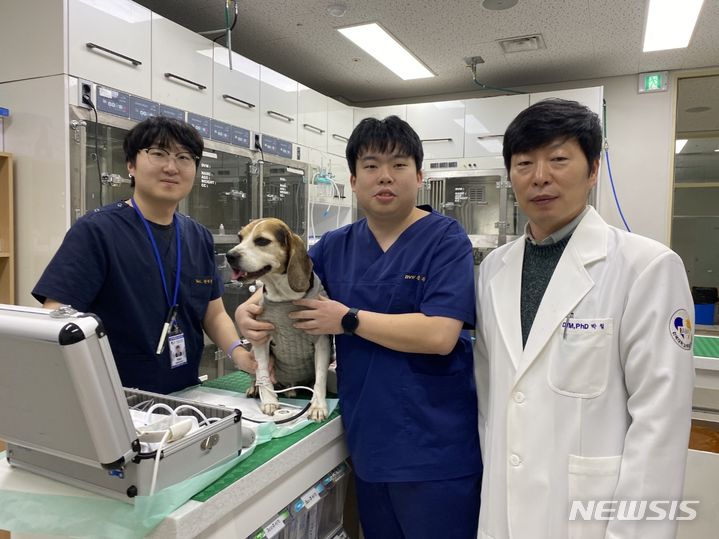[전주=뉴시스]윤난슬 기자 = 전북대학교는 동물의료센터 김정현 수의사(가운데)가 최근 열린 한국임상수의학회 추계학술대회에서 우수발표상을 받았다고 7일 밝혔다.(사진=전북대 제공) 
