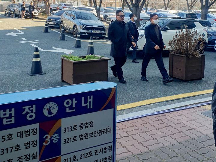 [창원=뉴시스] 강경국 기자 = 공직선거법 위반 혐의로 기소된 홍남표(62) 경남 창원시장이 4일 오전 재판에 출석하기 위해 법원에 들어서고 있다. 2023.12.04. kgkang@newsis.com *재판매 및 DB 금지