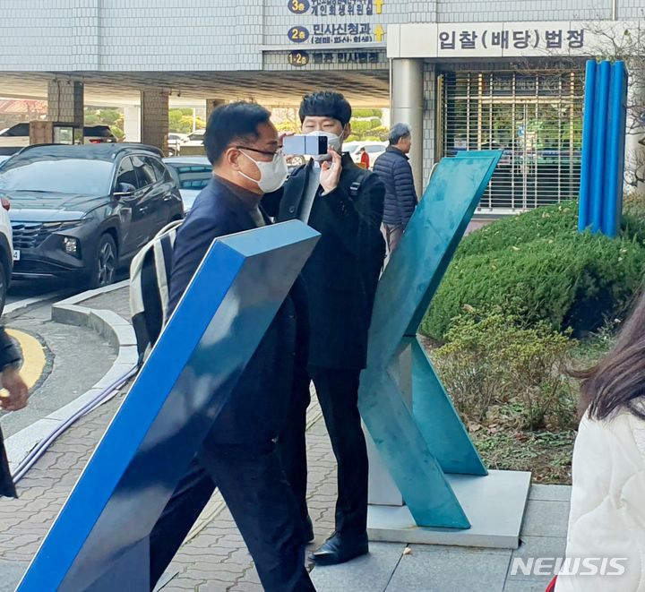 [창원=뉴시스] 강경국 기자 = 공직선거법 위반 혐의로 기소된 홍남표(62) 경남 창원시장이 4일 오전 재판에 출석하기 위해 법원에 들어서고 있다. 2023.12.04. kgkang@newsis.com