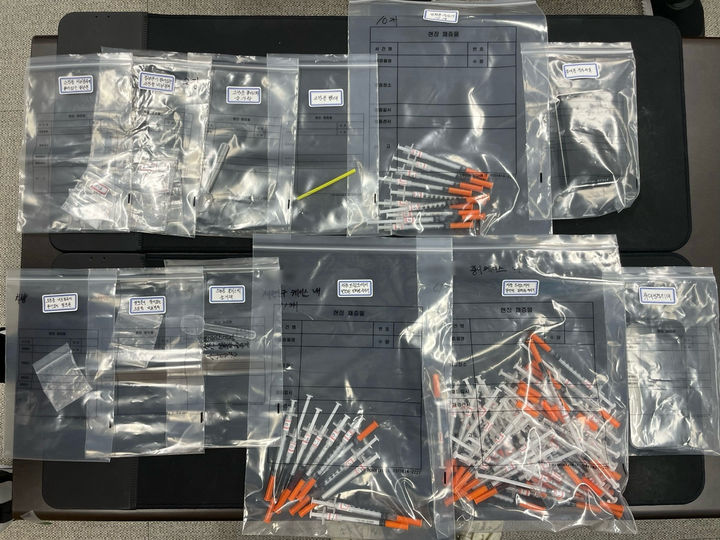 [부산=뉴시스] 부산해경이 압수한 필로폰과 일회용주사기. (사진=부산해경 제공) *재판매 및 DB 금지