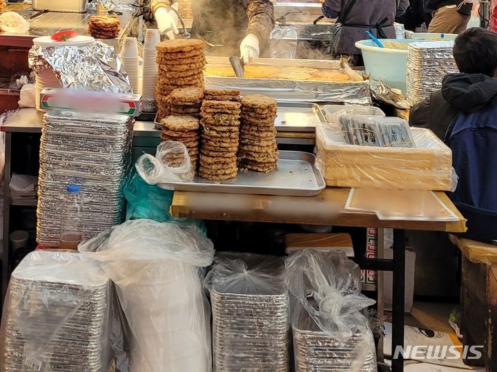 [서울=뉴시스] 김래현 기자 = 4일 점심께 뉴시스가 찾은 광장시장 모습. 2023.12.04. rae@newsis.com *재판매 및 DB 금지
