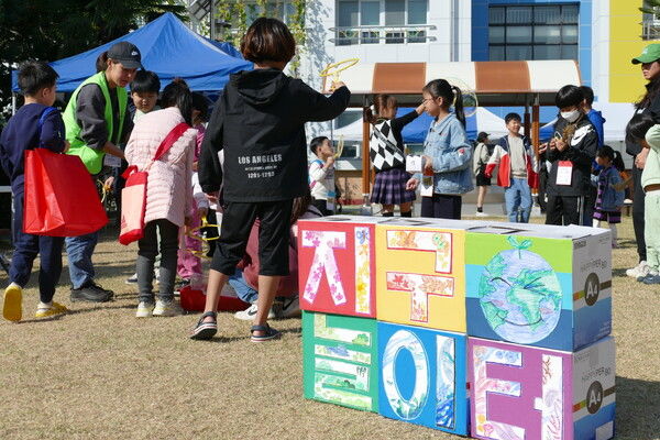 통영 벽방초의 생태환경을 담은 '지구 놀이터' 행사 모습 *재판매 및 DB 금지