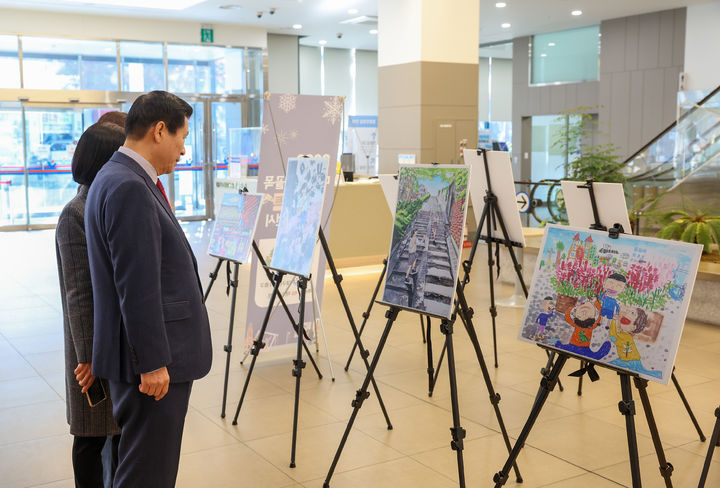 [대구=뉴시스] 대구시 중구 1층 로비에서 '2023 근대골목 일러스트 공모전' 수상작 사진전이 오는 8일까지 열린다. (사진 = 대구시 중구 제공) 2023.12.4. photo@newsis.com  *재판매 및 DB 금지