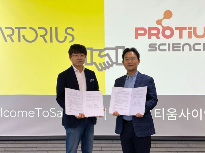 [서울=뉴시스] 경기도 판교에 위치한 글로벌 R&D 센터에서 진행된 MOU 체결식에서 프로티움사이언스 안용호 대표(우)와 싸토리우스 김덕상 대표 (사진=프로티움사이언스 제공) 2023.12.04. photo@newsis.com *재판매 및 DB 금지