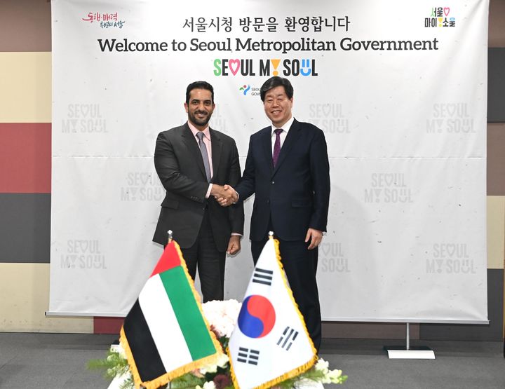 [서울=뉴시스]김의승(오른쪽) 서울시 행정1부시장과 셰이크 술탄 빈 아흐메드 빈 술탄 알 카시미(H.H. Sheikh Sultan bin Ahmed bin Sultan Al Qasimi) 샤르자 부국왕. (사진=서울시 제공) *재판매 및 DB 금지