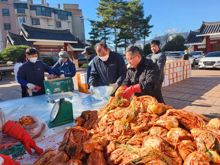 서창동 주민자치회가 김장 김치를 담아 관내 어려운 이웃 120여 가구에 직접 전달하는 사랑의 김장 나눔 봉사 행사를 하고 있다. (사진=양산시 제공) *재판매 및 DB 금지