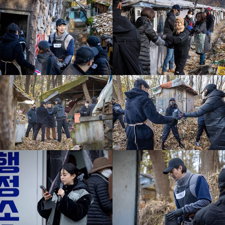 [서울=뉴시스] JTS와 길벗의 연탄 봉사 활동 현장. (사진=JTS 제공) 2023.12.04. photo@newsis.com *재판매 및 DB 금지