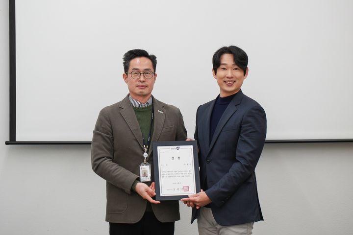  2023년 남양주시 숏폼 홍보영상 공모전에서 대상을 수상한 이현민씨와 이기복 남양주시 홍보기획관. (사진=남양주시 제공) *재판매 및 DB 금지 *재판매 및 DB 금지