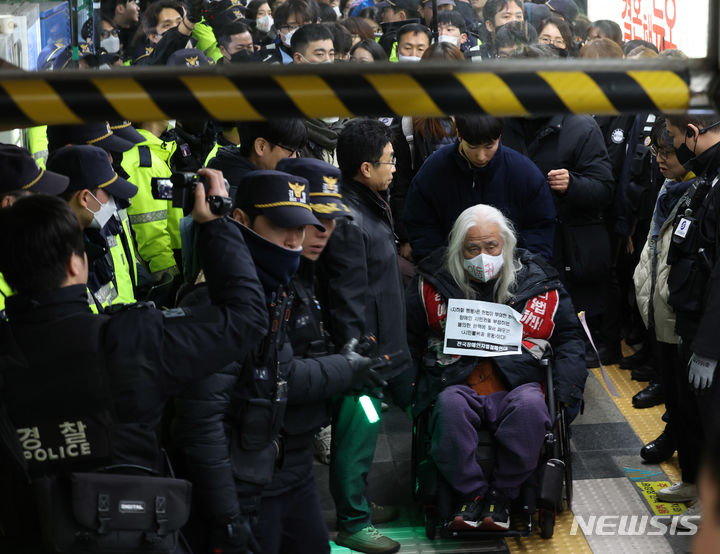 [서울=뉴시스] 김근수 기자 = 전국장애인차별철페연대(전장연)의 시위로 8일 서울 지하철 4호선 혜화역에서 무정차 통과가 이뤄졌다. 이날 현장에선 8명이 경찰에 연행됐다. 2023.12.04. ks@newsis.com