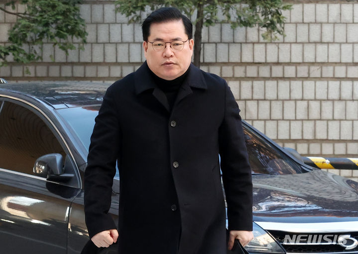 [서울=뉴시스] 조성우 기자 = 유동규 전 성남도시개발공사 본부장이 4일 오전 서울 서초구 서울중앙지방법원에서 열린 대장동 개발 배임 혐의 관련 공판에 출석하고 있다. 2023.12.04. xconfind@newsis.com