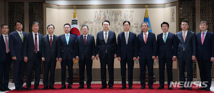 [서울=뉴시스] 전신 기자 = 윤석열 대통령이 4일 서울 용산 대통령실 청사에서 열린 정책실장 및 수석비서관 임명장 수여식에서 기념촬영을 하고 있다. 왼쪽부터 김용현 대통령경호처장, 김태효 국가안보실 1차장, 김대기 대통령비서실장, 인성환 국가안보실 2차장, 이도운 홍보수석, 박춘섭 경제수석, 윤 대통령, 이관섭 정책실장, 한오섭 정무수석, 황상무 시민사회수석, 장상윤 사회수석, 조태용 국가안보실장. (대통령실통신사진기자단) 2023.12.04. photo1006@newsis.com