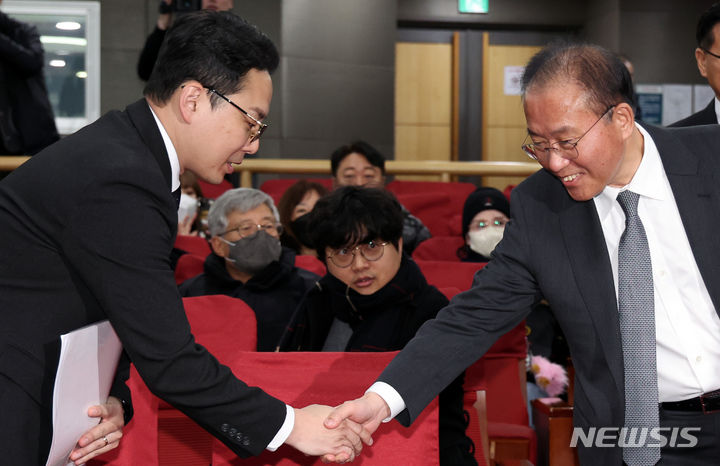 [서울=뉴시스] 이영환 기자 = 윤재옥 국민의힘 원내대표와 이재명 더불어민주당 대표의 부인 김혜경 씨의 법인카드 유용 의혹을 제보한 조명현씨가 4일 오전 서울 여의도 국회 의원회관에서 열린 초청 포럼에서 인사를 나누고 있다. 2023.12.04. 20hwan@newsis.com