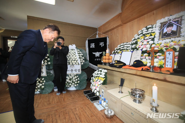 [제주=뉴시스] 우장호 기자 = 이상민 행정안전부 장관이 4일 오전 제주시 부민장례식장에 마련된 고(故) 임성철 소방장 빈소를 방문해 조문하고 있다. 지난 1일 화재 진압 중 순직한 임 소방장의 장례는 오는 5일 제주특별자치도장(葬)으로 엄수된다. 2023.12.04. woo1223@newsis.com 