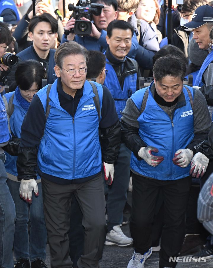 [서울=뉴시스] 고승민 기자 = 이재명 더불어민주당 대표가 4일 오전 서울 성북구 정릉동에서 연탄 나눔봉사활동을 하고 있다. (공동취재) 2023.12.04. photo@newsis.com