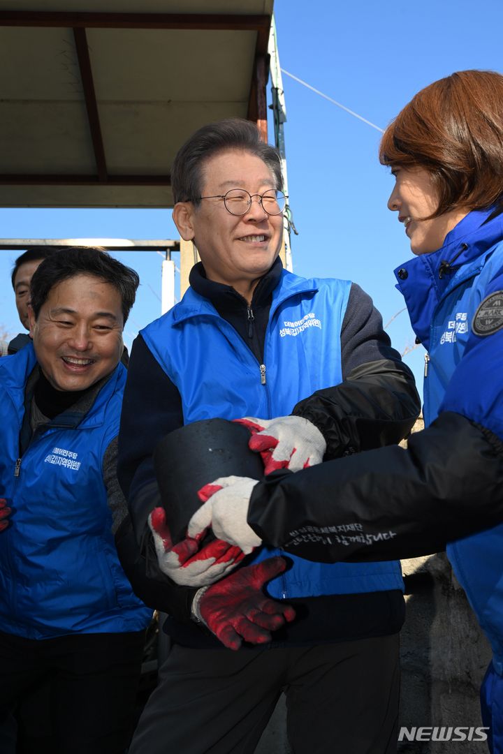 [서울=뉴시스] 고승민 기자 = 이재명 더불어민주당 대표가 4일 오전 서울 성북구 정릉동에서 연탄 나눔봉사활동을 하고 있다. (공동취재) 2023.12.04. photo@newsis.com