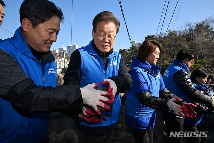 [서울=뉴시스] 고승민 기자 = 이재명 더불어민주당 대표가 4일 오전 서울 성북구 정릉동에서 연탄 나눔봉사활동을 하고 있다. (공동취재) 2023.12.04. photo@newsis.com