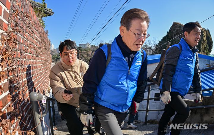 [서울=뉴시스] 고승민 기자 = 이재명 더불어민주당 대표가 4일 서울 성북구 정릉동에서 연탄나눔봉사활동을 하고 있다. (공동취재) 2023.12.04. photo@newsis.com