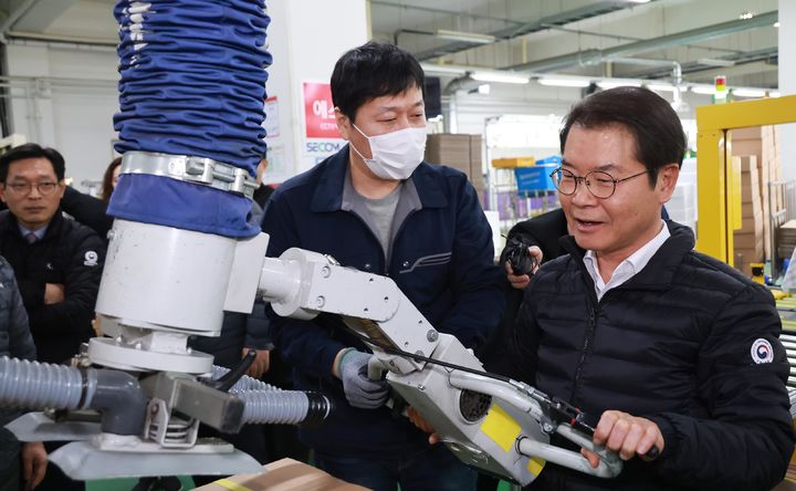 [서울=뉴시스] 이정식 고용노동부 장관이 지난 4일 중대재해감축로드맵 발표 1년을 맞아 인천남동공단에 위치한 위험성평가 우수사업장인 교원프라퍼티를 방문해 로드맵 주요 과제의 이행 및 위험성 평가 단계적 확산 준비 상황 등을 점검하고 있다. (사진=고용노동부 제공) 2023.12.04. photo@newsis.com *재판매 및 DB 금지