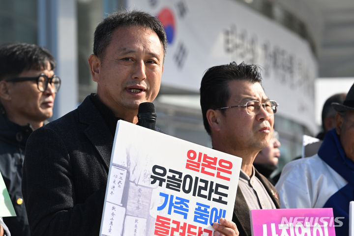 [영광=뉴시스] 이영주 기자 = 이국언 일제강제동원시민모임 이사장이 4일 오후 전남 영광군 영광문화예술전당앞에서 기자회견을 열어 일본 정부를 향해 태평양 전쟁 당시 숨진 일제강제노역 피해자의 수습과 이들의 유족을 향한 사과를 촉구하고 있다. 2023.12.04.leeyj2578@newsis.com