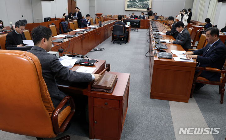 [서울=뉴시스] 이영환 기자 = 김영배 국회 정치개혁특별위원회 법안심사제1소위원장이 4일 오후 서울 여의도 국회에서 열린 법안심사제1소위원회에서 개회를 선언하며 의사봉을 두드리고 있다. 2023.12.04. 20hwan@newsis.com