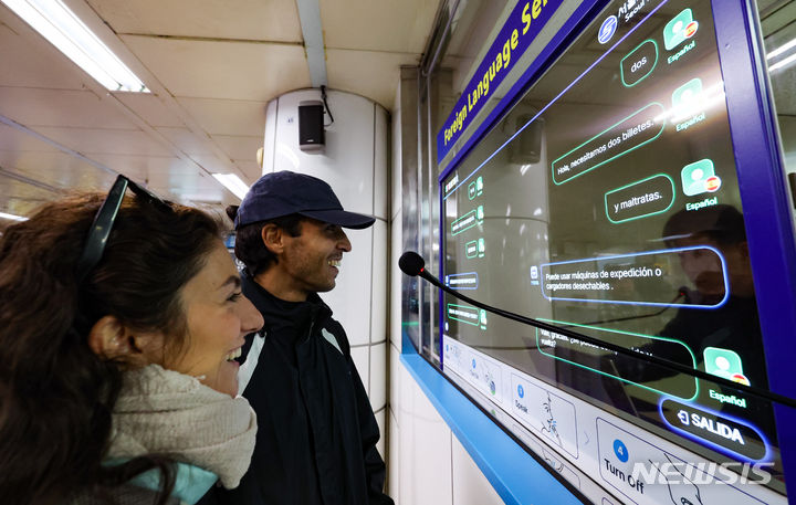 [서울=뉴시스] 황준선 기자 = 2023년 12월4일 오후 서울 지하철 4호선 명동역에서 외국인 관광객이 외국어 동시 대화 시스템을 이용하고 있다. 2023.12.04. hwang@newsis.com